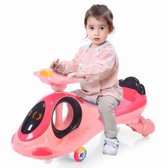 Kinder fahren auf einem Auto, das ein Babyschaukelauto mit hoher Qualität schiebt