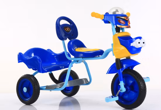 Kinder fahren auf Spielzeug-Baby-Dreirad mit Korb und 2-Sitzer-Modell